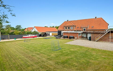 Grimi - 36Km from the Sea: Boligområde, Busk, Hus, Hjem, Have, Estate, Skygge, Landscaping, Lawn