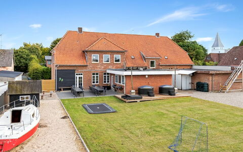 Grimi - 36Km from the Sea: Blå, Busk, Sommerhus, Bunddække, Have, Estate, Skygge, Landscaping, Stuehus, Eco Hotel