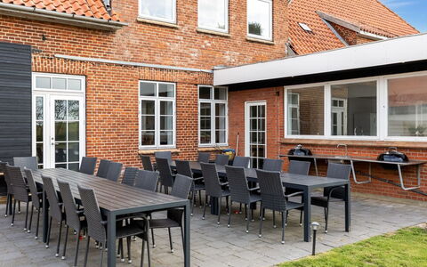 Grimi - 36Km from the Sea: Blå, Busk, Sommerhus, Bunddække, Have, Estate, Skygge, Landscaping, Stuehus, Eco Hotel
