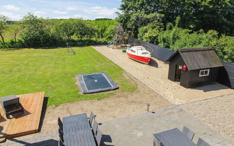 Grimi - 36Km from the Sea: Blå, Busk, Sommerhus, Bunddække, Have, Estate, Skygge, Landscaping, Stuehus, Eco Hotel