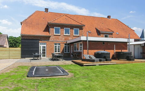 Grimi - 36Km from the Sea: Blå, Busk, Sommerhus, Bunddække, Have, Estate, Skygge, Landscaping, Stuehus, Eco Hotel