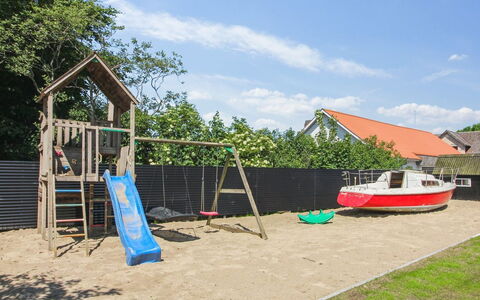 Grimi - 36Km from the Sea: Blå, Busk, Sommerhus, Bunddække, Have, Estate, Skygge, Landscaping, Stuehus, Eco Hotel