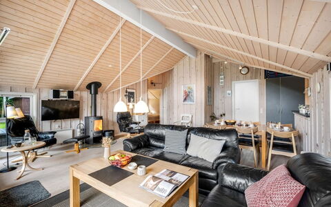 Ljuba - 40Km from the Sea: Træ, Loft, Hjem, Indretning, Møbel, Stue, Sommerhus, Hårdttræ, Bjælkehytte, Stol
