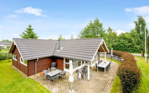 Ljuba - 40Km from the Sea: Boligområde, Busk, Hus, Hjem, Have, Estate, Skygge, Landscaping, Lawn