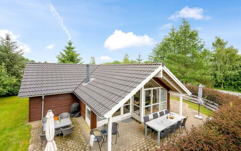 Ljuba - 40Km from the Sea: Boligområde, Busk, Hus, Hjem, Have, Estate, Skygge, Landscaping, Lawn