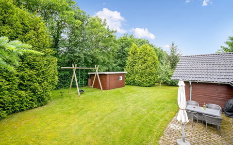 Ljuba - 40Km from the Sea: Boligområde, Busk, Hus, Hjem, Have, Estate, Skygge, Landscaping, Lawn