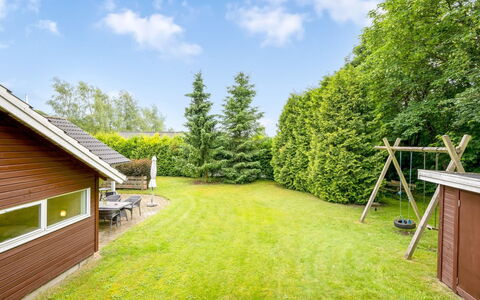 Ljuba - 40Km from the Sea: Boligområde, Busk, Hus, Hjem, Have, Estate, Skygge, Landscaping, Lawn