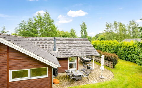 Ljuba - 40Km from the Sea: Boligområde, Busk, Hus, Hjem, Have, Estate, Skygge, Landscaping, Lawn