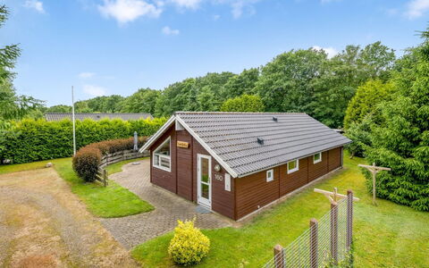 Ljuba - 40Km from the Sea: Boligområde, Busk, Hus, Hjem, Have, Estate, Skygge, Landscaping, Lawn