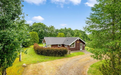 Ljuba - 40Km from the Sea: Boligområde, Busk, Hus, Hjem, Have, Estate, Skygge, Landscaping, Lawn