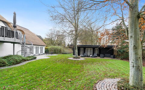 Jolanda: Blå, Busk, Sommerhus, Bunddække, Have, Estate, Skygge, Landscaping, Stuehus, Eco Hotel