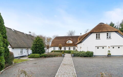 Jolanda: Blå, Busk, Sommerhus, Bunddække, Have, Estate, Skygge, Landscaping, Stuehus, Eco Hotel