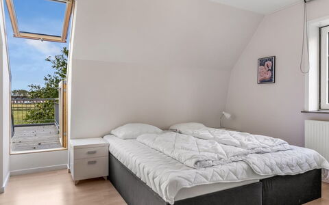Aave - 5Km from the Sea: Træ, Gulvbelægning, Soveværelse, Indretning, Etage, Seng, Møbel, Trægulve, Loft, Hjem