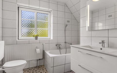 Aave - 5Km from the Sea: Badeværelse, Sanitærarmatur, Gulvbelægning, Håndvask, Etage, Indretning, Toilet, Badeværelsesvask, Tap, Flise