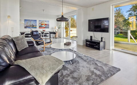 Aave - 5Km from the Sea: Træ, Hjem, Møbel, Loft, Sommerhus, Stue, Hårdttræ, Stol, Trægulve