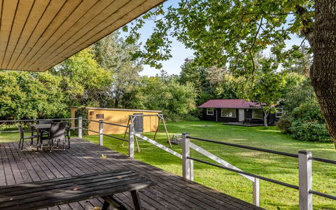 Aave - 5Km from the Sea: Træ, Veranda, Land Lot, Hårdttræ, Sommerhus, Have, Skygge, Bejdse, Dæk, Planke