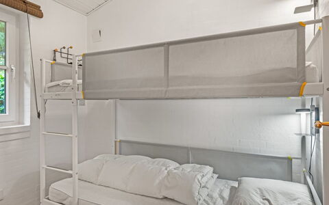 Tabetha - 24Km from the Sea: Køjeseng, Indretning, Etage, Seng, Soveværelse, Gulvbelægning, Belysning, Møbel, Bed Frame, Hostel