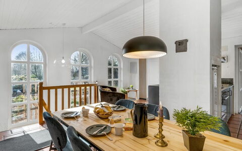 Tabetha - 24Km from the Sea: Møbel, Udendørs Møbler, Bordservice, Bord, Drinkware, Stol, Udendørs Bord, Mad, Flaske