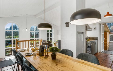 Tabetha - 24Km from the Sea: Møbel, Udendørs Møbler, Bordservice, Bord, Drinkware, Stol, Udendørs Bord, Mad, Flaske