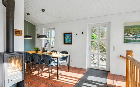 Tabetha - 24Km from the Sea: Møbel, Udendørs Møbler, Bordservice, Bord, Drinkware, Stol, Udendørs Bord, Mad, Flaske