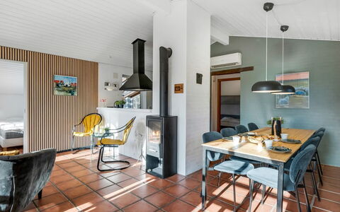 Tabetha - 24Km from the Sea: Møbel, Udendørs Møbler, Bordservice, Bord, Drinkware, Stol, Udendørs Bord, Mad, Flaske