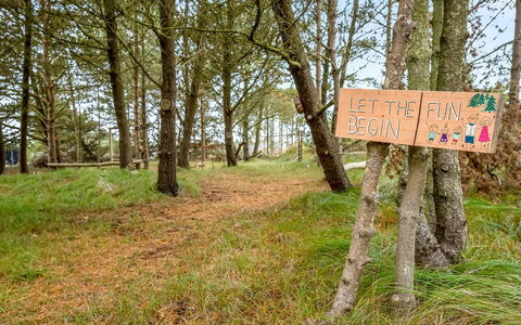 Thomine - 1.5Km from the Sea: Møbel, Udendørs Møbler, Bordservice, Bord, Drinkware, Stol, Udendørs Bord, Mad, Flaske