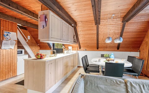Erhardt - 2Km from the Sea: Træ, Loft, Indretning, Køkken, Møbel, Attic, Værelse, Hårdttræ, Lejlighed, Stol