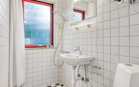 Erhardt - 2Km from the Sea: Væg, Sanitærarmatur, Vvs, Gulvbelægning, Etage, Badeværelse, Kompositmateriale, Flise, Loft, Tap