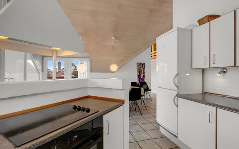 Eweline - 700M from the Sea: Gulvbelægning, Køkken, Indretning, Etage, Træ, Loft, Countertop, Møbel, Værelse, Lysarmatur