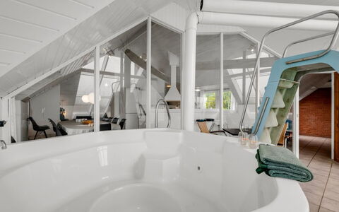 Eweline - 700M from the Sea: Indretning, Loft, Etage, Møbel, Attic, Stol, Badekar, Design, Seng, Soveværelse