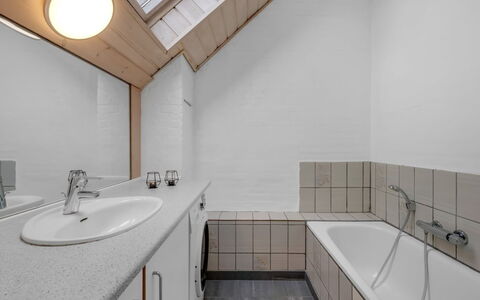 Eweline - 700M from the Sea: Sanitærarmatur, Gulvbelægning, Væg, Håndvask, Badeværelse, Indretning, Etage, Loft, Tap, Badeværelsesvask
