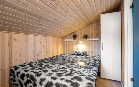 Lien - 100M from the Sea: Træ, Indretning, Soveværelse, Loft, Etage, Gulvbelægning, Møbel, Seng, Værelse, Sengetøj