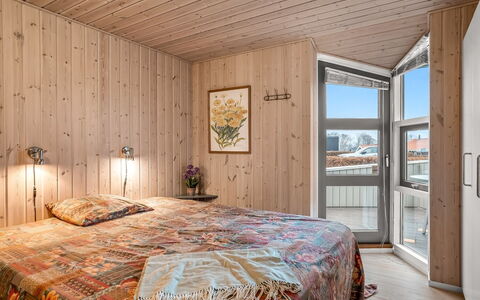 Lien - 100M from the Sea: Træ, Loft, Indretning, Værelse, Etage, Hjem, Lejlighed, Hårdttræ, Bejdse, Lysarmatur