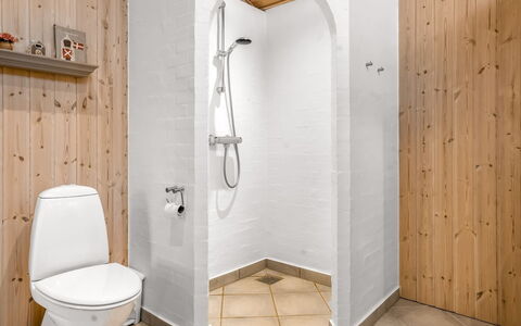 Lien - 100M from the Sea: Gulvbelægning, Træ, Sanitærarmatur, Etage, Indretning, Badeværelse, Vvs, Værelse, Toilet, Flise