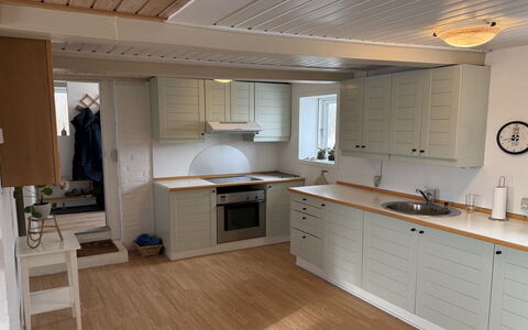 Jorek - 700M from the Sea: Gulvbelægning, Træ, Countertop, Indretning, Møbel, Køkken, Etage, Cabinetry, Køkken Apparat, Loft