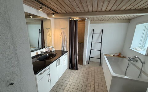 Jorek - 700M from the Sea: Gulvbelægning, Sanitærarmatur, Etage, Indretning, Loft, Håndvask, Tap, Vvs, Værelse, Badeværelse