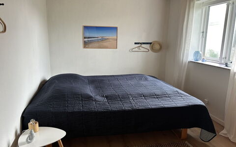 Jorek - 700M from the Sea: Soveværelse, Træ, Seng, Sengetøj, Sengetøj, Møbel, Etage, Gulvbelægning, Sengetøj, Indretning