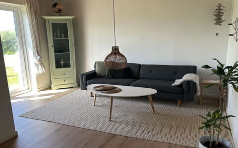 Jorek - 700M from the Sea: Gulvbelægning, Møbel, Etage, Trægulve, Stue, Stol, Kaffebord, Hårdttræ, Bejdse