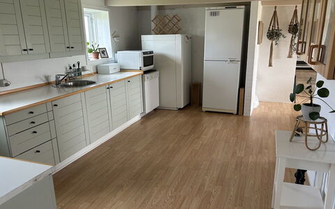 Jorek - 700M from the Sea: Gulvbelægning, Etage, Træ, Møbel, Indretning, Trægulve, Cabinetry, Laminat Gulv, Countertop, Køkken