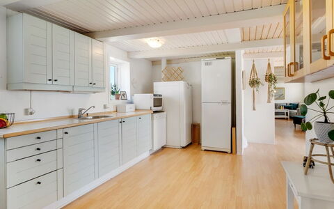 Jorek - 700M from the Sea: Køkken, Køkken Apparat, Gulvbelægning, Countertop, Indretning, Større Bandage, Møbel, Træ, Cabinetry, Loft