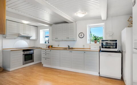 Jorek - 700M from the Sea: Køkken, Træ, Gulvbelægning, Countertop, Større Bandage, Køkken Apparat, Cabinetry, Indretning, Loft, Etage