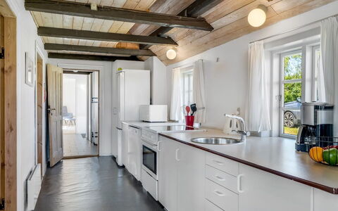 Vilvi - 250M to the Fjord: Træ, Køkken, Gulvbelægning, Loft, Countertop, Indretning, Etage, Møbel, Hjem, Dør