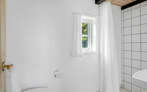 Vilvi - 250M to the Fjord: Gulvbelægning, Badeværelse, Etage, Sanitærarmatur, Indretning, Loft, Vvs, Flise, Toilet, Gardin