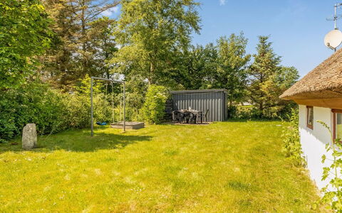 Vilvi - 250M to the Fjord: Græs, Busk, Land Lot, Landdistrikt, Have, Sommerhus, Lawn, Eng, Skygge, Landscaping