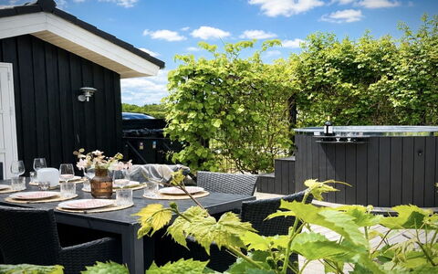 Bosse - 200M to the Fjord: Busk, Møbel, Have, Stol, Skygge, Blomsterkrukke, Udendørs Møbler, Udendørs Bord, Stueplante, Backyard