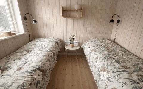 Bosse - 200M to the Fjord: Væg, Træ, Soveværelse, Etage, Gulvbelægning, Seng, Sengetøj, Sengetøj, Værelse, Bed Frame