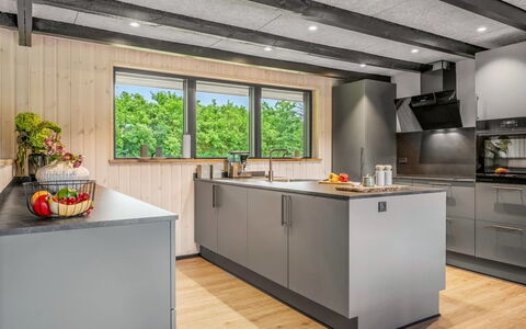 Diuri - 500M to the Fjord: Køkken, Træ, Countertop, Gulvbelægning, Loft, Indretning, Køkken Apparat, Cabinetry, Møbel, Husholdningsapparat