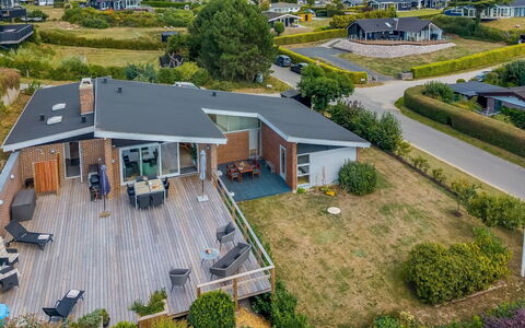 Finelly - 350M from the Sea: Gulvbelægning, Etage, Loft, Indretning, Countertop, Køkken, Cabinetry, Værelse, Større Bandage, Lysarmatur