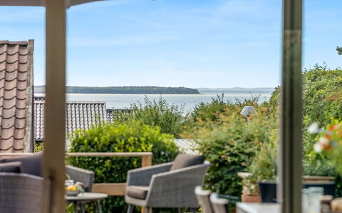 Finelly - 350M from the Sea: Gulvbelægning, Etage, Loft, Indretning, Countertop, Køkken, Cabinetry, Værelse, Større Bandage, Lysarmatur