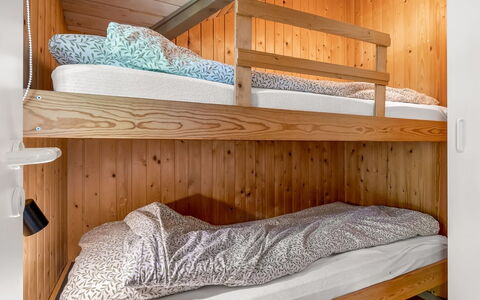 Topias - 350M from the Sea: Køjeseng, Træ, Soveværelse, Seng, Loft, Etage, Indretning, Gulvbelægning, Bejdse, Bed Frame